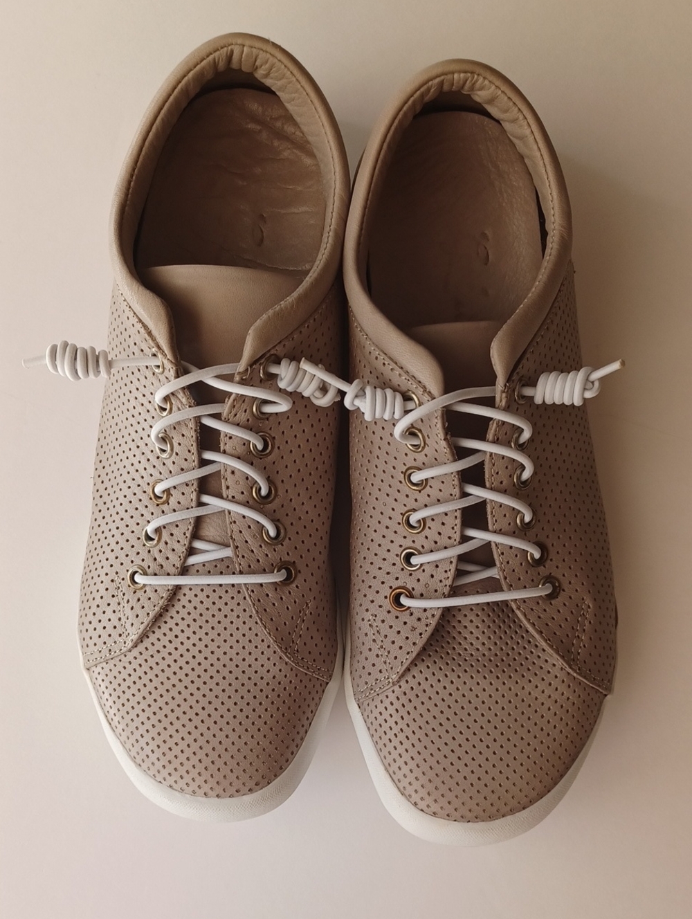 Gelato Teejay Perforated Leather Sneakers Taupe SZ 39 US 8 Barefoot Comfort